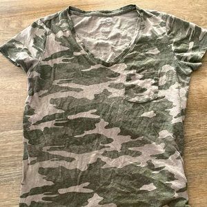 Small universal threads camo tee